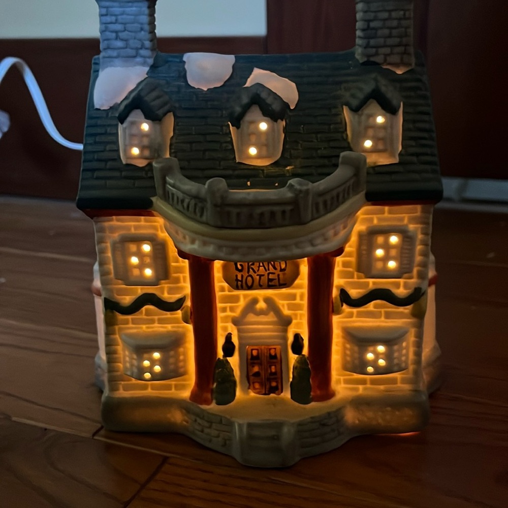 1994 collection grand hotel ceramic lighted house